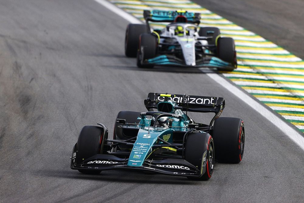 Sebastian Vettel, Aston Martin AMR22, Lewis Hamilton, Mercedes W13