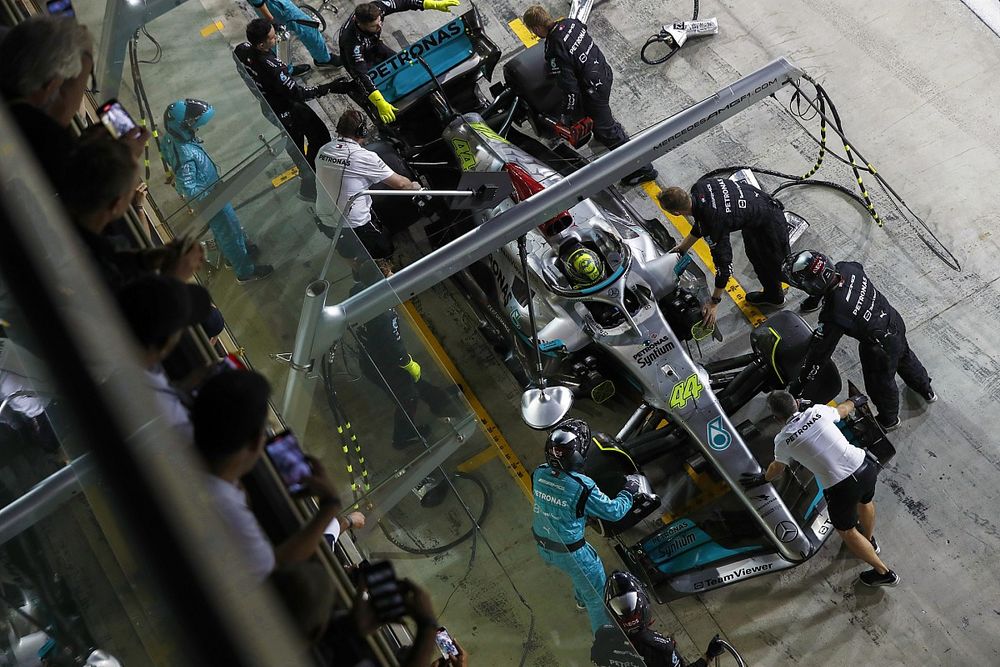 Lewis Hamilton, Mercedes W13, en boxes