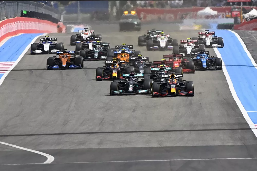 Max Verstappen, Red Bull Racing RB16B, Lewis Hamilton, Mercedes W12, Valtteri Bottas, Mercedes W12, Sergio P&eacute;rez, Red Bull Racing RB16B,Carlos Sainz Jr., Ferrari SF21 , al inicio