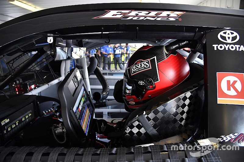 Erik Jones lidera una acortada primera práctica de sábado en Michigan