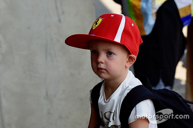 Így tanítja a fiát motorozni Räikkönen