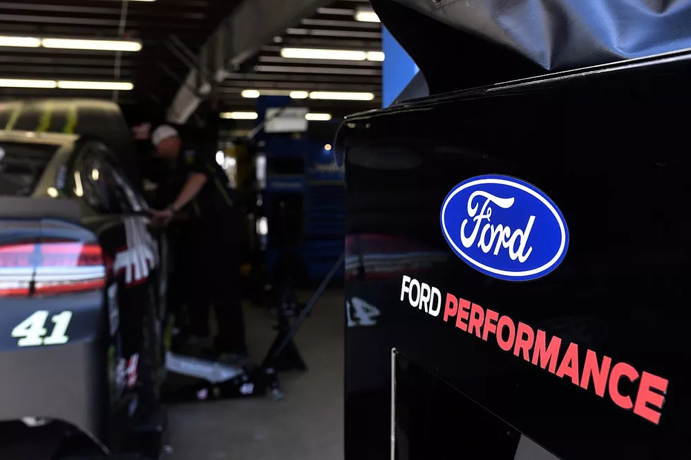 Kurt Busch, Stewart-Haas Racing, Ford Fusion Monster Energy / Haas Automation, Ford logo, garage