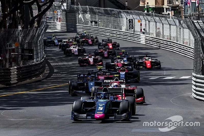 Alexander Albon, DAMS, devant Nyck De Vries, PREMA Racing et le reste du peloton au départ