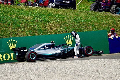 Mercedes mekanik sorunlardan sonra iki aracı da kontrol ediyor
