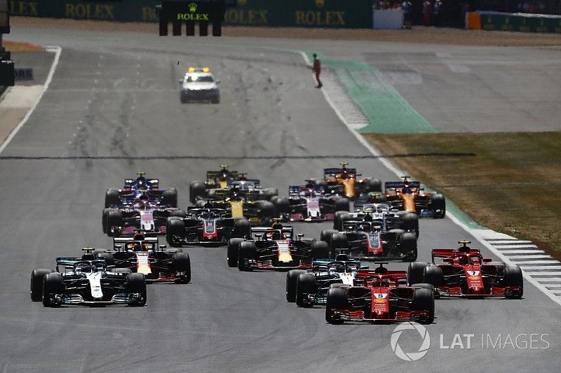 Sebastian Vettel, Ferrari SF71H, leads Lewis Hamilton, Mercedes AMG F1 W09, Valtteri Bottas, Mercedes AMG F1 W09, Kimi Raikkonen, Ferrari SF71H, Max Verstappen, Red Bull Racing RB14, Daniel Ricciardo, Red Bull Racing RB14, and the rest of the field at the start of the race