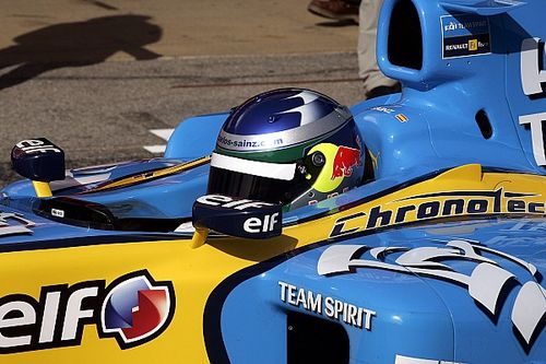 Galer&iacute;a: cuando Carlos Sainz padre se subi&oacute; al Renault F1 de Alonso