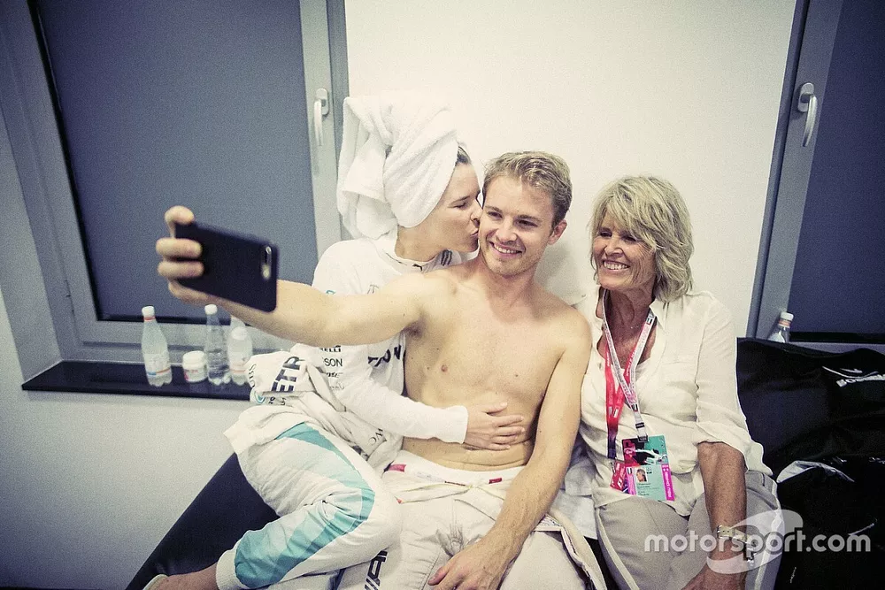 Nico Rosberg, de Mercedes AMG F1, 2016 victoria del Campeonato Mundial detr&aacute;s de las c&aacute;maras