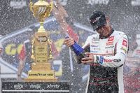 NASCAR Cup - Denny Hamlin repite y gana la carrera de Darlington en la pr&oacute;rroga