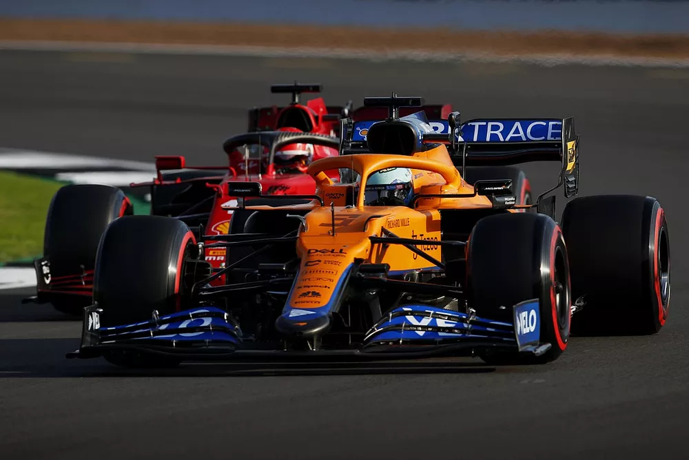 Daniel Ricciardo, McLaren MCL35M, Charles Leclerc, Ferrari SF21