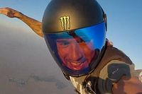 Hamilton pratica paraquedismo em Dubai durante f&eacute;rias da F1; veja v&iacute;deo