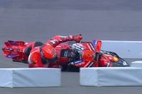 V&iacute;deo: &iexcl;Caos con los hermanos M&aacute;rquez en Silverstone! Doble ca&iacute;da, bandera roja