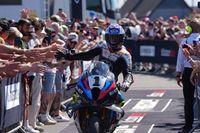 Toprak arrasa en Donington y ya aprieta a Bulega; Bautista, KO en la salida