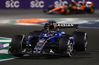 Albon stąpa twardo po ziemi