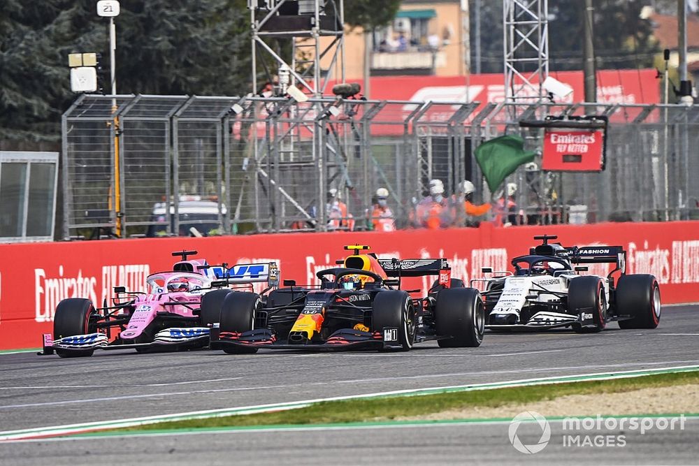 Alex Albon, Red Bull Racing RB16, con Daniil Kvyat, AlphaTauri AT01, y Sergio Pérez, Racing Point RP20