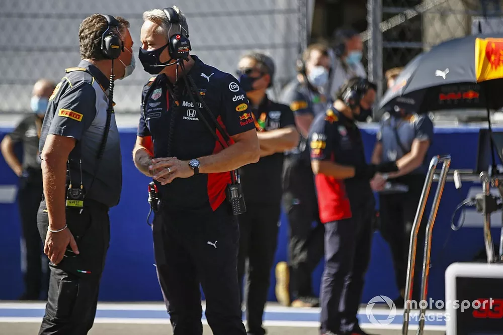 Christian Horner, Director de Equipo, Red Bull Racing, habla con Jonathan Wheatley, Director de Equipo, Red Bull Racing