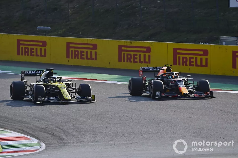 Daniel Ricciardo, Renault F1 Team R.S.20, battles with Alex Albon, Red Bull Racing RB16