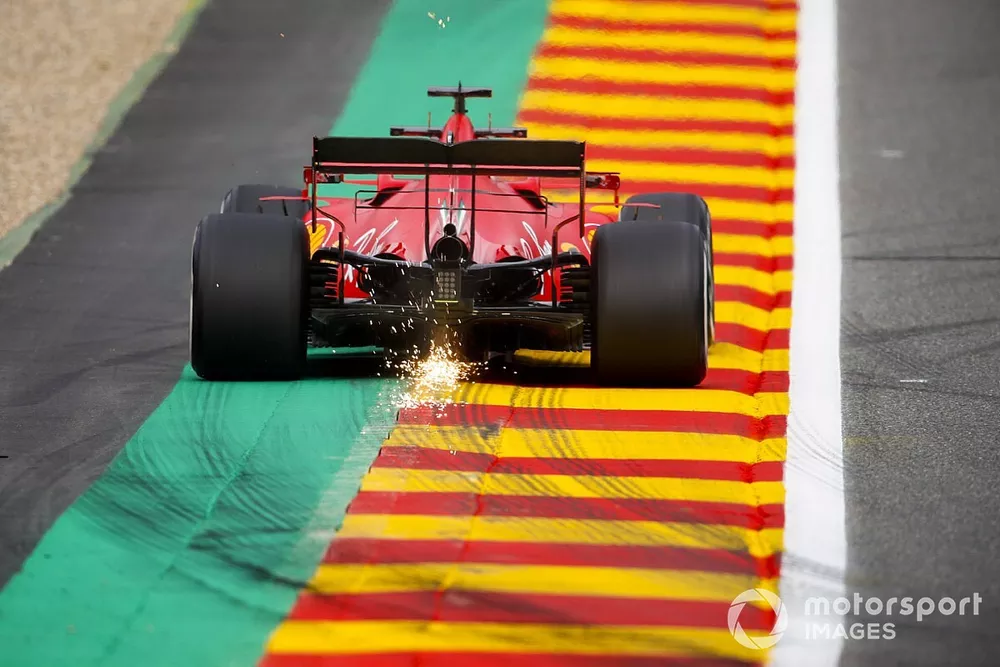 Le scintille volano dell'auto di Sebastian Vettel, Ferrari SF1000