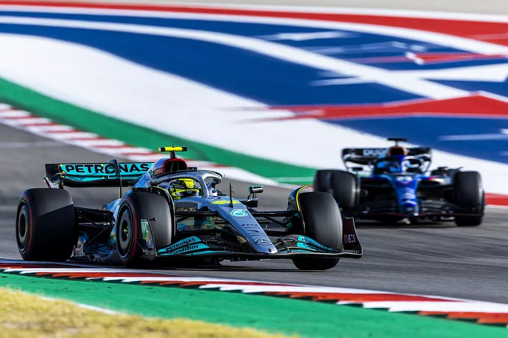 Lewis Hamilton, Mercedes W13, Alex Albon, Williams FW44