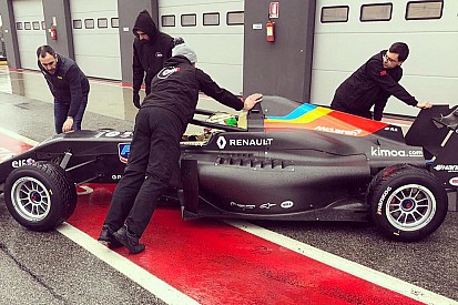 Alonso'nun takımının da mücadele edeceği yeni Formula Renault aracı tanıtıldı