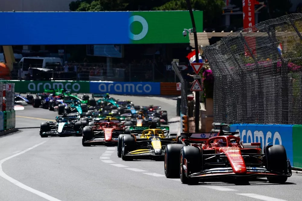 Charles Leclerc, Ferrari SF-24, Oscar Piastri, McLaren MCL38, Carlos Sainz, Ferrari SF-24, en la reanudaci&oacute;n.