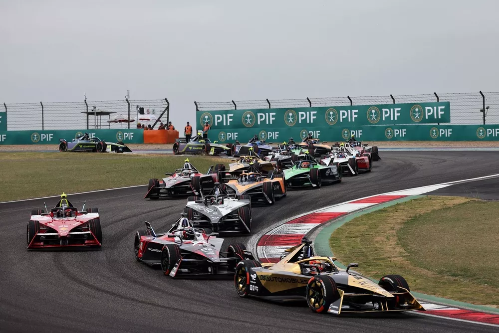 Start action, Jean-Eric Vergne, DS Penske, DS E-Tense FE23 leads