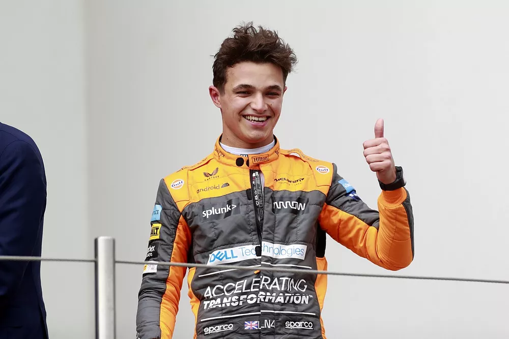 Le troisi&egrave;me Lando Norris, McLaren, sur le = podium