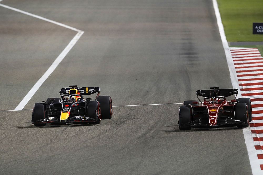 Max Verstappen, Red Bull Racing RB18, lucha con Charles Leclerc, Ferrari F1-75