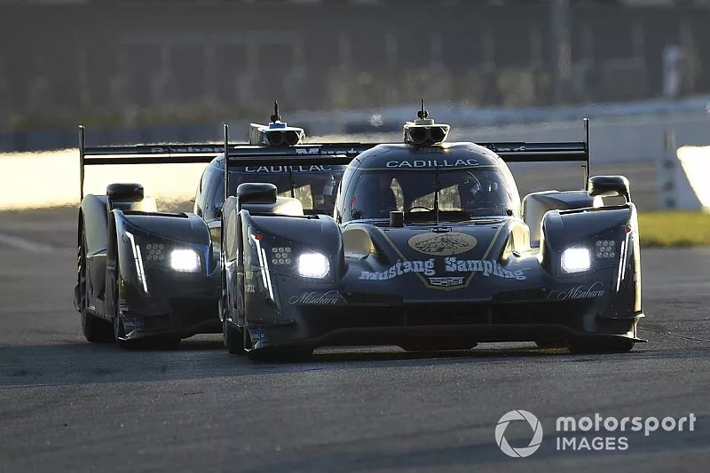 #5 Mustang Sampling Racing / JDC-Miller MotorSports Cadillac DPi, DPi: Sebastien Bourdais, Loic Duval, Joao Barbosa, #10 Wayne Taylor Racing Cadillac DPi-V.R. Cadillac DPi, DPi: Renger Van Der Zande, Ryan Briscoe, Scott Dixon, Kamui Kobayashi