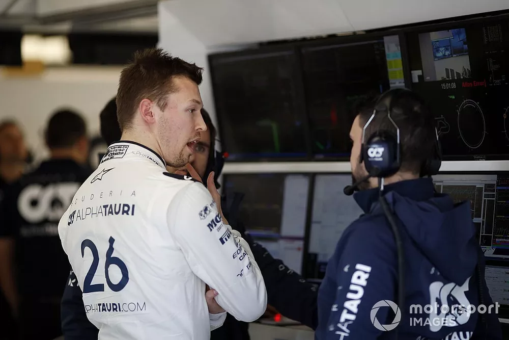 Daniil Kvyat, AlphaTauri, discute avec ses ing&eacute;nieurs