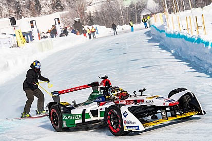Ez lenne a téli sportok királya: Formula E-kocsival húztak egy sízőt
