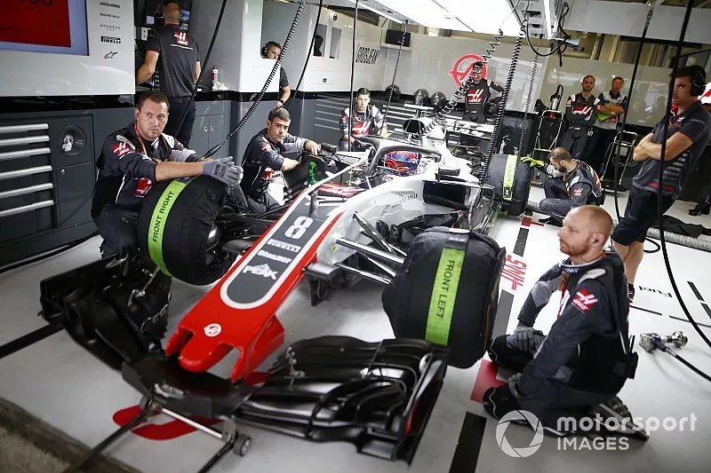 Les m&eacute;caniciens se pr&eacute;parent &agrave; lancer Romain Grosjean, Haas F1 Team VF-18, vers la grille