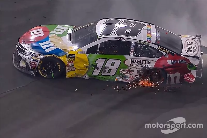 Kyle Busch, Joe Gibbs Racing, Toyota Camry M&M's White Chocolate, crash