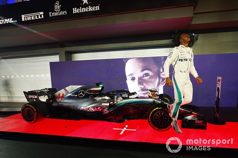 Fotogallery: Lewis Hamilton illumina la notte del Gran Premio di Singapore