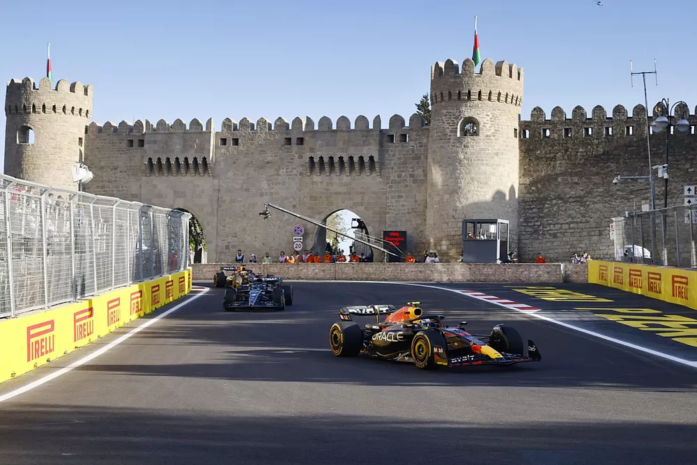 Sergio Perez, Red Bull Racing RB19, George Russell, Mercedes F1 W14
