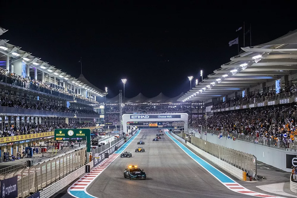 El Safety Car al frente de Lewis Hamilton, Mercedes W12, Lando Norris, McLaren MCL35M, Fernando Alonso, Alpine A521, el resto del grupo