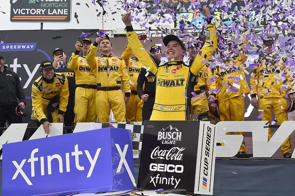 Ganador de la carrera Christopher Bell, Joe Gibbs Racing, DeWalt Toyota Camry