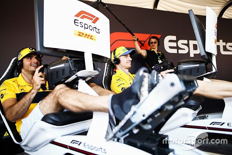 Carlos Sainz Jr., Renault Sport F1 Team, y Nico Hulkenberg, Renault Sport F1 Team, prueban el F1 eSports