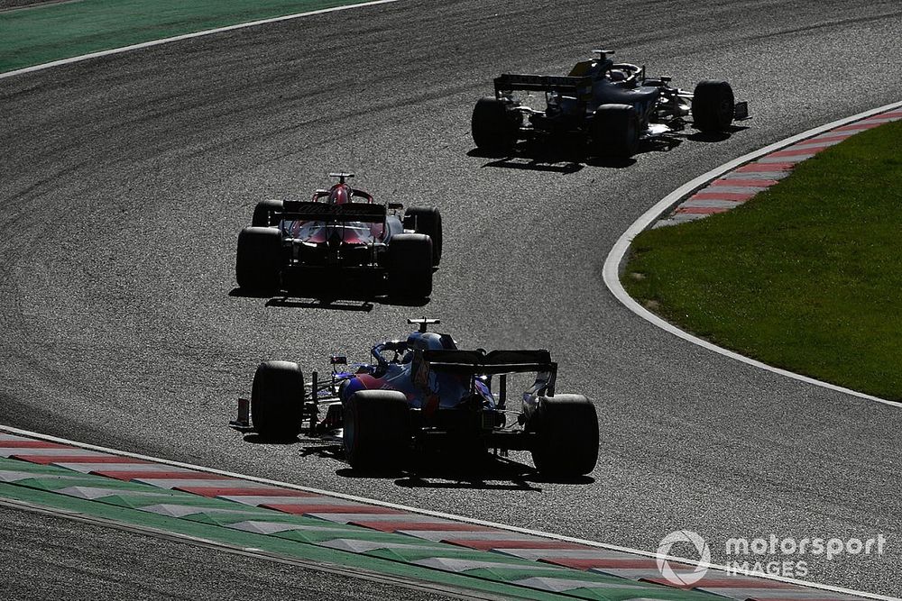 Romain Grosjean, Haas F1 Team VF-19, leads Kimi Raikkonen, Alfa Romeo Racing C38, and Daniil Kvyat, Toro Rosso STR14