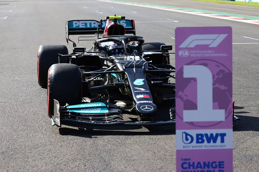 Le poleman Valtteri Bottas, Mercedes W12, arrive dans le parc ferm&eacute;