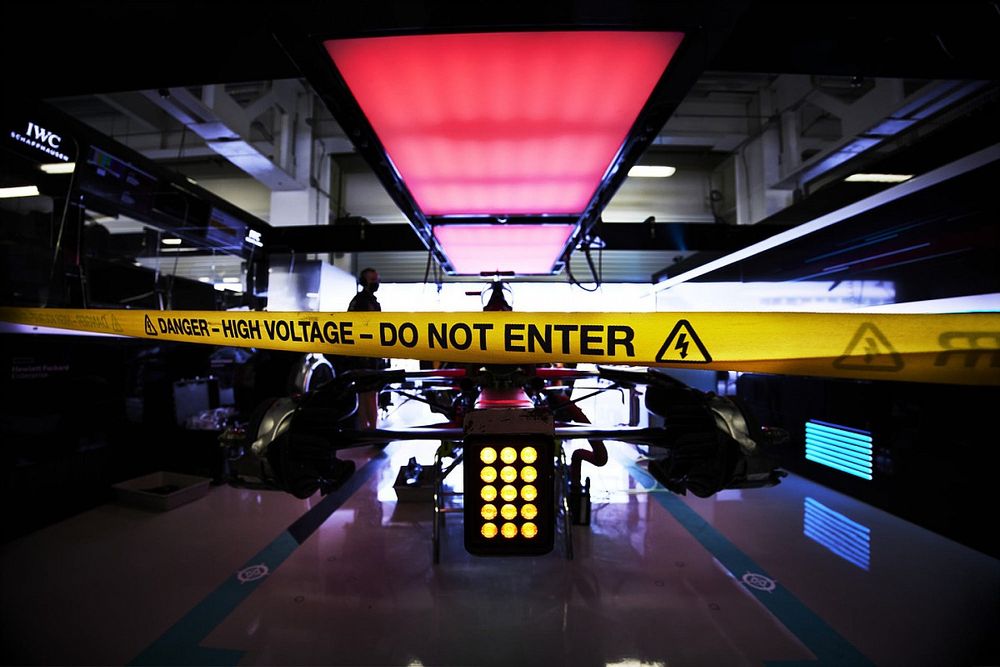 Coche de Lewis Hamilton, Mercedes W12 en el garaje