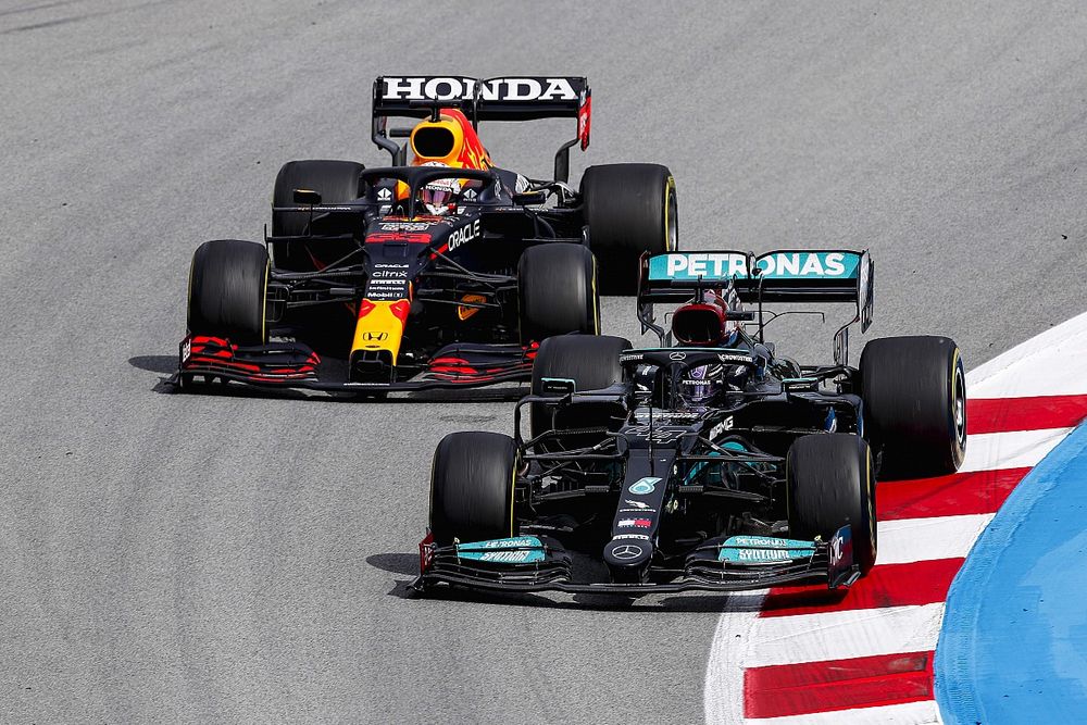 Lewis Hamilton, Mercedes W12 en Max Verstappen, Red Bull Racing RB16B