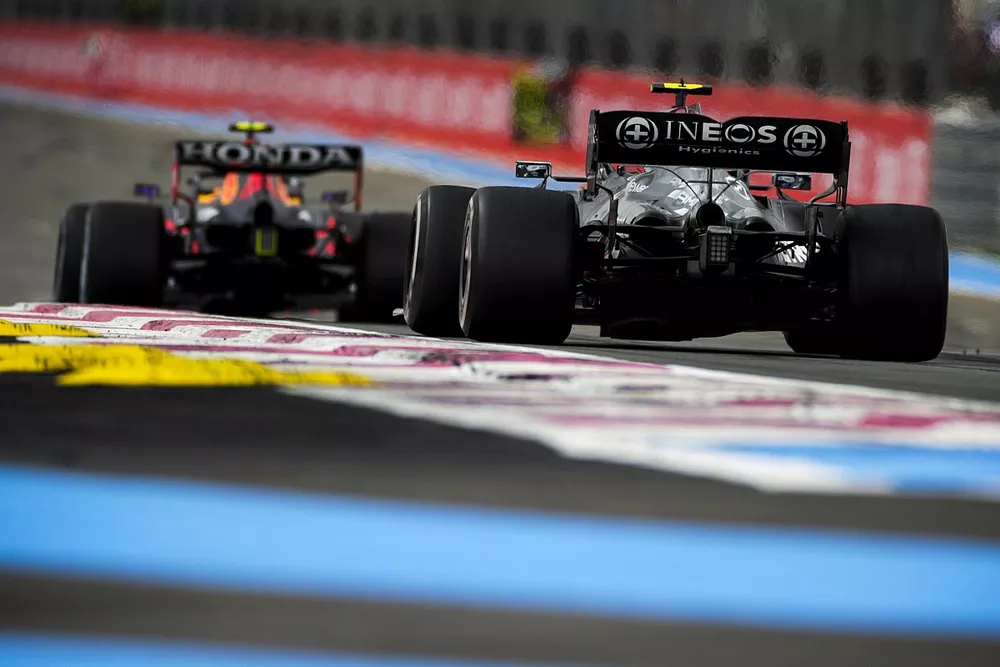 Sergio Perez, Red Bull Racing RB16B, Valtteri Bottas, Mercedes W12