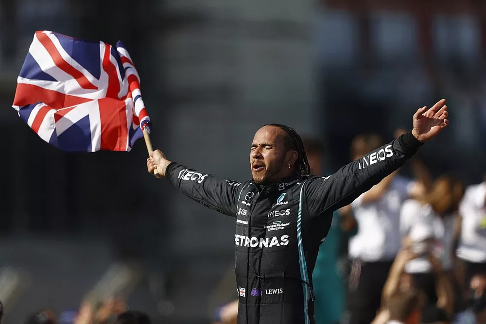 Lewis Hamilton, Mercedes, viert zijn overwinning met een Britse vlag