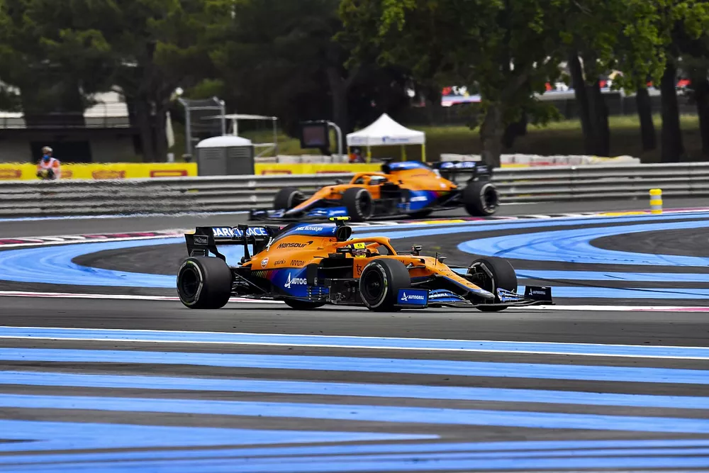 Lando Norris, McLaren MCL35M, Daniel Ricciardo, McLaren MCL35M