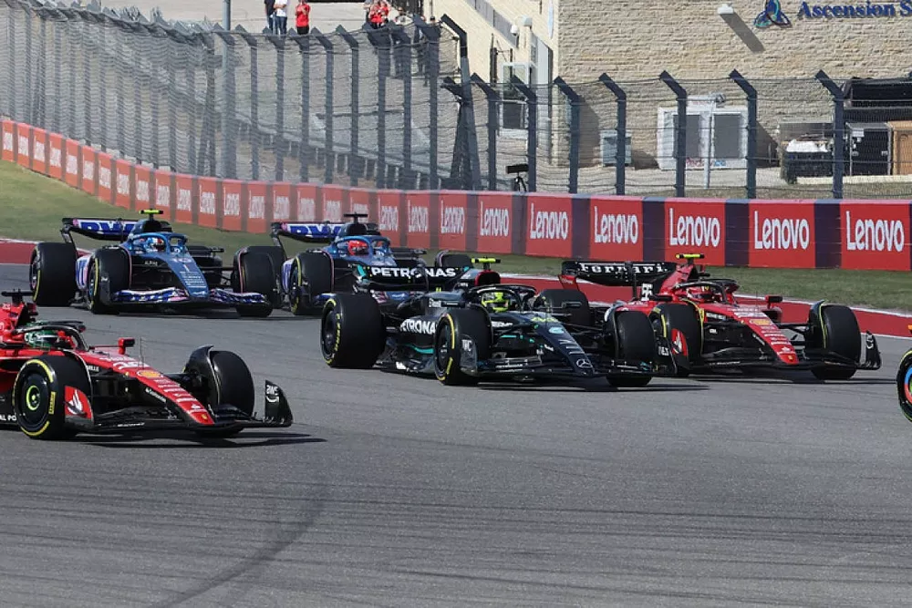 Lando Norris, McLaren MCL60, Charles Leclerc, Ferrari SF-23, Lewis Hamilton, Mercedes F1 W14, Carlos Sainz, Ferrari SF-23, Esteban Ocon, Alpine A523, Pierre Gasly, Alpine A523, en la salida.