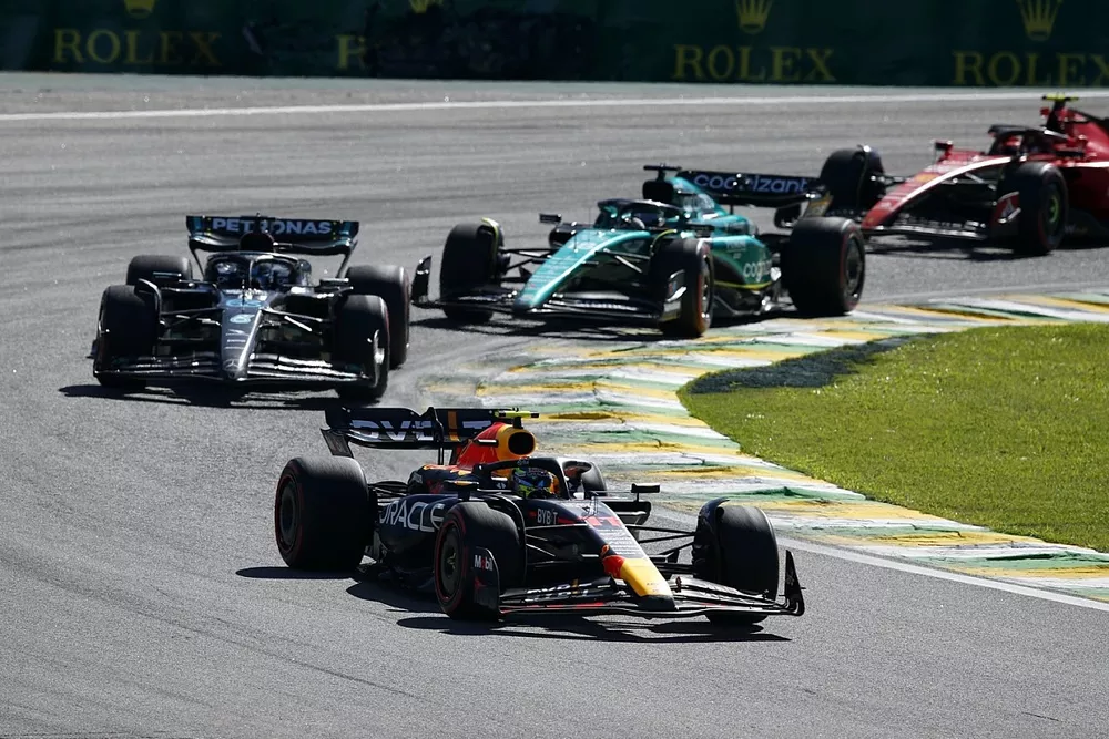 Sergio Perez, Red Bull Racing RB19, George Russell, Mercedes F1 W14, Lance Stroll, Aston Martin AMR23