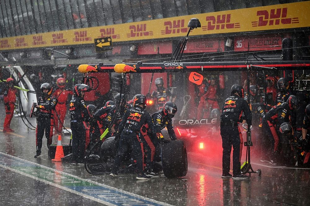 Max Verstappen, Red Bull Racing RB19, hace una parada en boxes