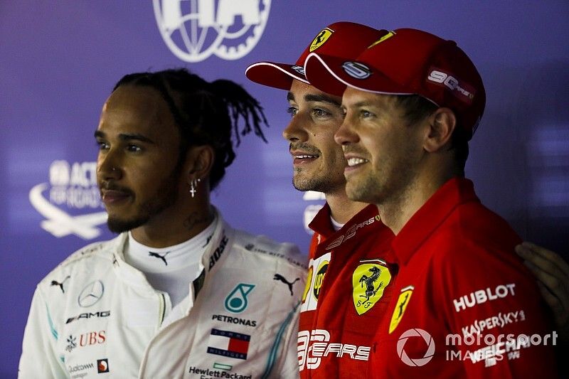 Segundo Lewis Hamilton, Mercedes AMG F1, ganador de la pole Charles Leclerc, Ferrari y tercero Sebastian Vettel, Ferrari en Parc Ferme 