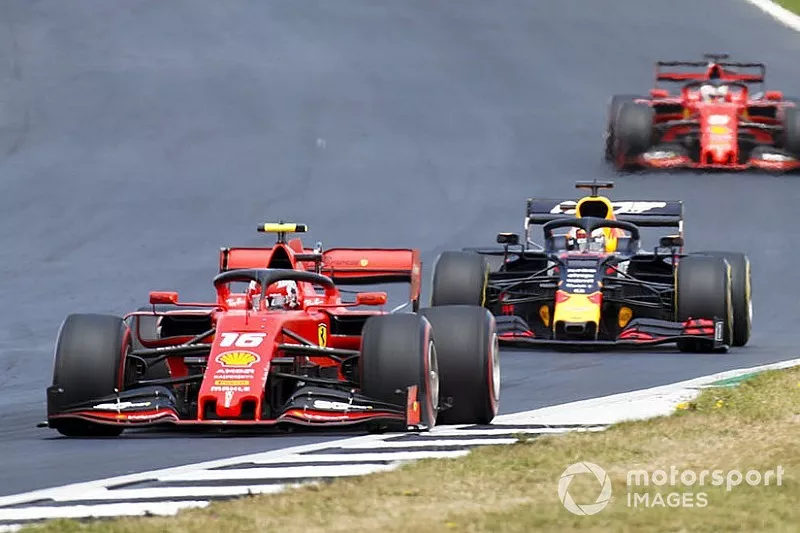 Charles Leclerc, Ferrari SF90, Max Verstappen, Red Bull Racing RB15, Sebastian Vettel, Ferrari SF90, y Pierre Gasly, Red Bull Racing RB15