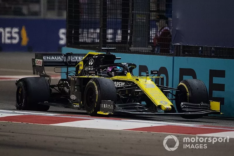 Daniel Ricciardo, Renault F1 Team R.S.19, patlak lastikle